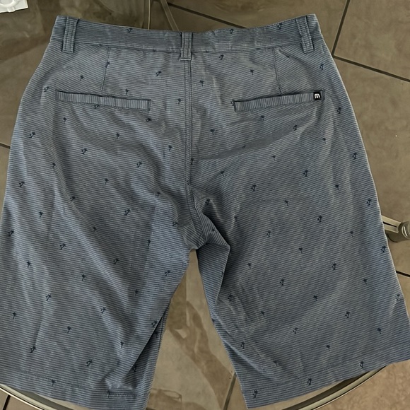 Men’s Travis Mathew shorts - Picture 2 of 3